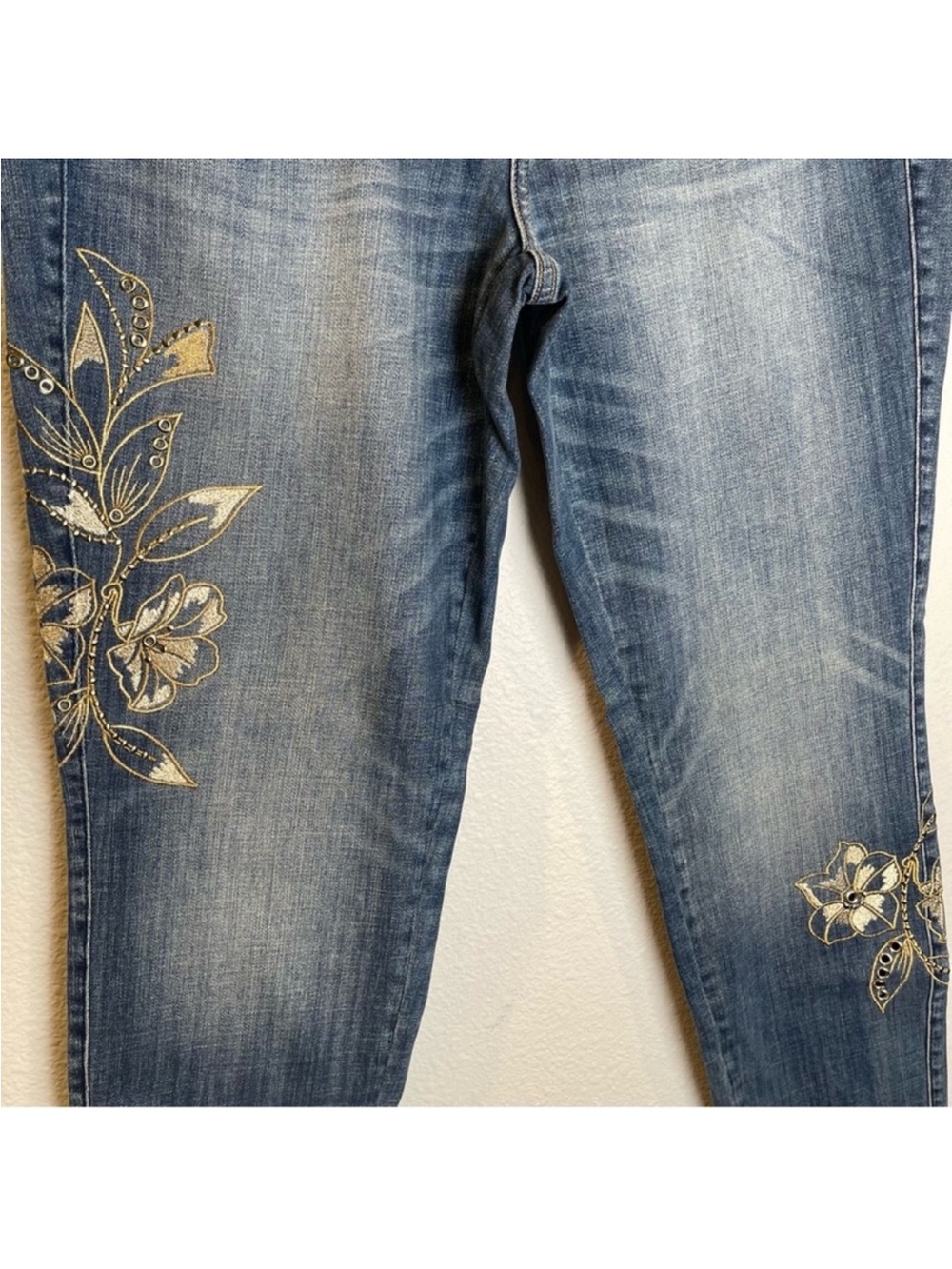 White House Black Market Mid Rise Girlfriend Jeans Gold Floral Embroidered Sz 12 - Picture 3 of 6